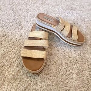 Steve Madden SZ 7.5 M platform slip in sandal. Fabric straps. Great condition